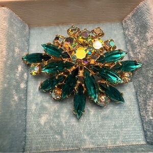 Elegant Vintage Gold and Green Brooch